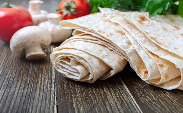 Pan Fino Pita Con Verduras Frescas Sobre Fondo Madera Lavash —  Fotos de Stock