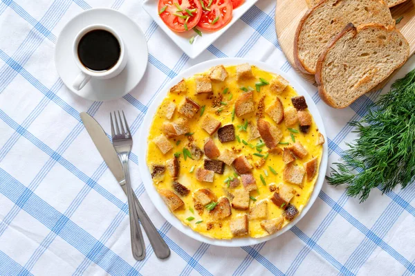 Omelet Met Stukjes Geroosterd Brood Een Kop Koffie Heerlijk Voedzaam — Stockfoto