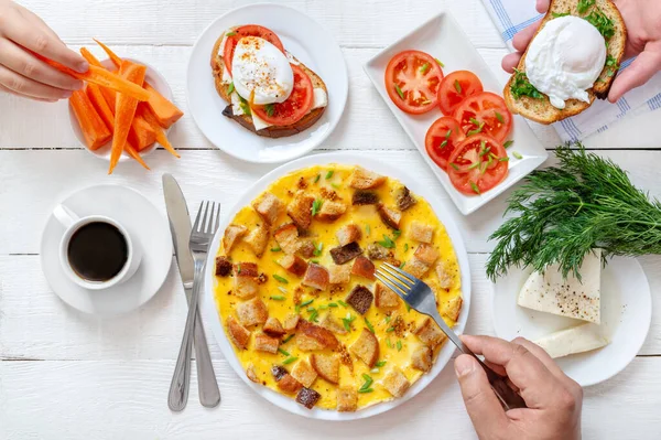 快乐的家庭吃着健康美味的早餐 煮鸡蛋三明治 煎蛋卷 新鲜蔬菜 咖啡放在白木桌上 顶部视图 — 图库照片