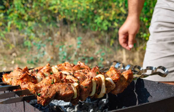 Uomo Che Cucina Carne Spiedini Metallo Barbecue All Aperto Weekend — Foto Stock