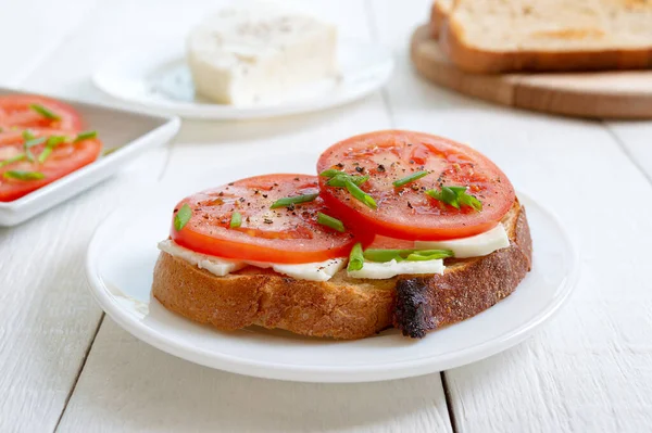 Chleb Pełnoziarnisty Kozim Serem Świeżymi Pomidorami Zdrowe Smaczne Śniadanie — Zdjęcie stockowe