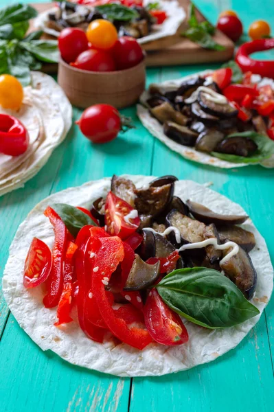 Taco Grillezett Padlizsánnal Friss Paradicsommal Harangpaprikával Fényes Háttérrel Vegetáriánus Menü — Stock Fotó
