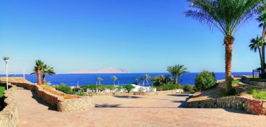 Kıyıdan güzel bir deniz manzarası. Resimli duvar kâğıdı. Mısır tatil beldesi.