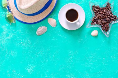 Kahve, hasır şapka ve güneş gözlüğü. Üst manzara, düz yatış. Tatil ve keyifli yaşam tarzı konsepti. Boşluğu kopyala