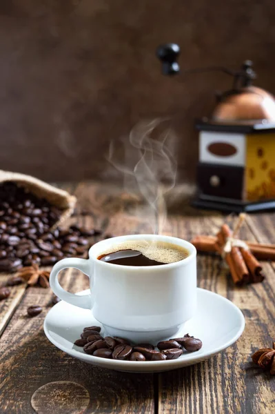 Gorąca Kawa Parze Starym Drewnianym Stole Ziarnami Kawy Ręczny Młynek — Zdjęcie stockowe