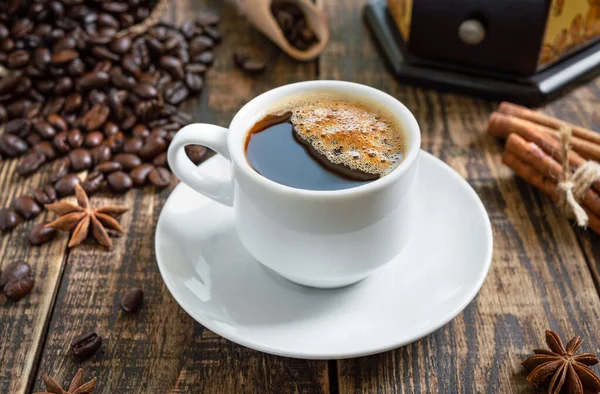 Ζεστός Καφές Ξύλινο Φόντο Κόκκους Καφέ Μύλος Χειροκίνητου Καφέ Ξυλάκια — Φωτογραφία Αρχείου