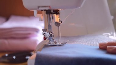 İğnenin kumaşı delmesi, dikiş makinesinin ayağı indirilmesi, dikiş işlemi....