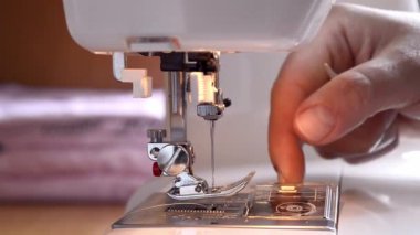Dikiş makinesini temizliyorum. Bobbin 'i kaldırın, bir fırçayla toz ve enkazı kaldırın. Yakın plan.