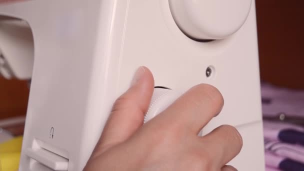 Tangan Memutar Roda Mesin Jahit Untuk Menyesuaikan Tipe Stitch Close — Stok Video