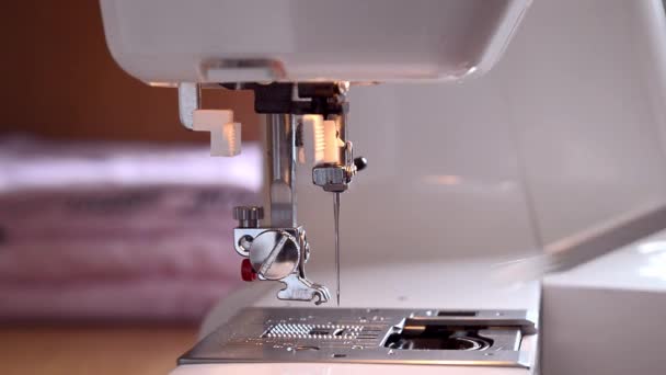 Limpeza Máquina Costura Remova Poeira Detritos Com Uma Escova Close — Vídeo de Stock