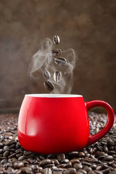 Pieczone Ziarna Kawy Wpadają Czerwonego Kubka Gorącego Espresso Koncepcja Porannego — Zdjęcie stockowe