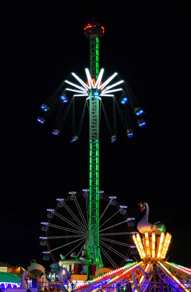 View Night Amusement Park Ferris Wheel Bright Carousels — Stock Photo, Image