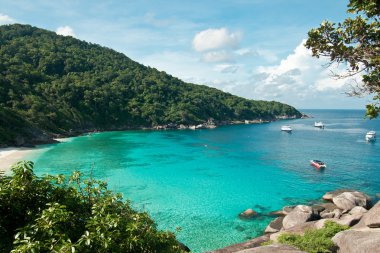 Yükseklik görünümü tropikal turkuaz lagün kumlu plaj ve tropikal orman, Similan Adası, Phuket, Tayland
