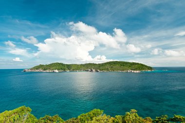Yükseklik görünümü Similan Adası whit tropikal orman, gökyüzü, bulutlar ve deniz, Phuket, Tayland