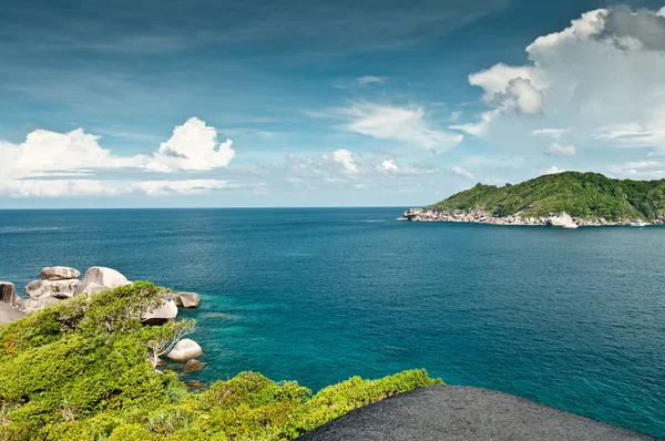 Yükseklik görünümüyle Similan adada tropikal orman, gökyüzü, bulutlar ve deniz, Phuket, Tayland