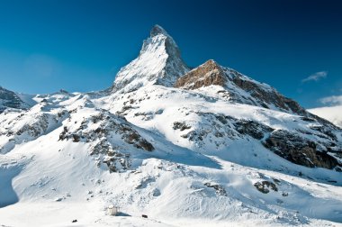 Güneşli bir gün, İsviçre karlı Matterhorn tepe üzerinde doğal görünümü