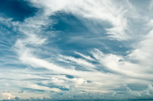 Mavi gökyüzü ve beyaz kabarık bulutlar doğal arka plan