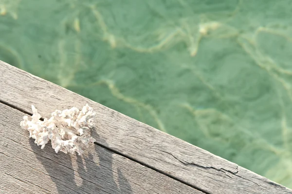 Mercan turkuaz Maldivlere su üstünde grunge ahşap güverte üzerinde Üstten Görünüm