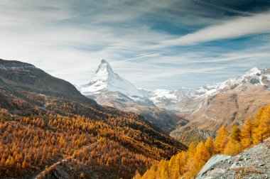 Sonbahar orman, karlı Matterhorn, dağlar ve mavi gökyüzü beyaz bulutlar, İsviçre ile görüntüleyin 