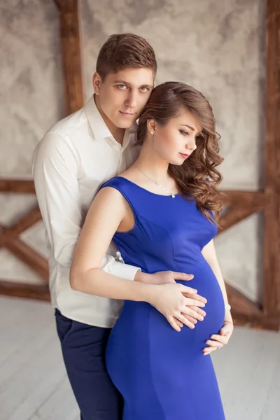 Zwangere vrouw en haar man — Stockfoto