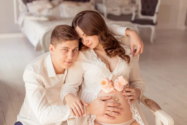 Mujer embarazada y su marido —  Fotos de Stock