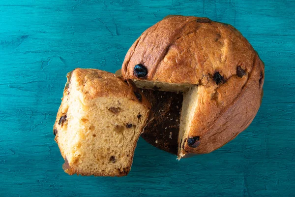 Panettone Traditioneel Italiaans Dessert Voor Kerstmis Blauwe Achtergrond Bovenaanzicht — Stockfoto