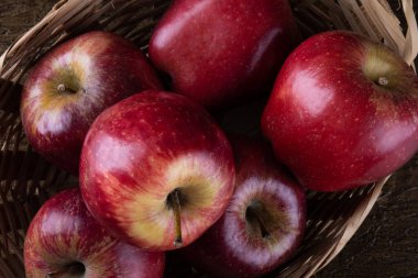 Tahta arka planda kırmızı elmalar. Üst görünüm