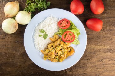 Brezilya gastronomisi. Karides muqueca 'lı tabak. Kuzeydoğu Brezilya 'dan nefis yemekler.