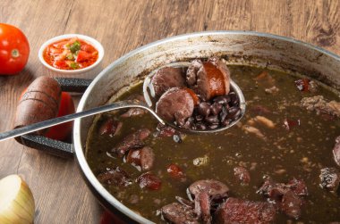 Pan ve Feijoada. Geleneksel Brezilya yemekleri. Brezilya mutfağı.
