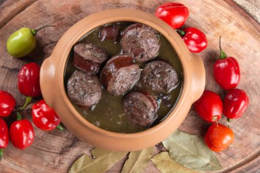 Feijoada. Geleneksel Brezilya yemekleri. Brezilya mutfağı. Üst görünüm