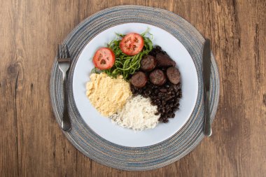 Feijoada. Geleneksel Brezilya yemeği. Brezilya mutfağı. Üst görünüm