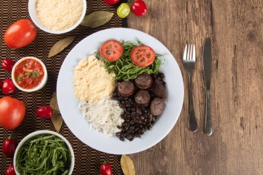 Feijoada. Geleneksel Brezilya yemeği. Brezilya mutfağı. Üst görünüm
