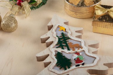 Masada dekoratif eşyalarla Noel süsü. Ahşap arkaplan
