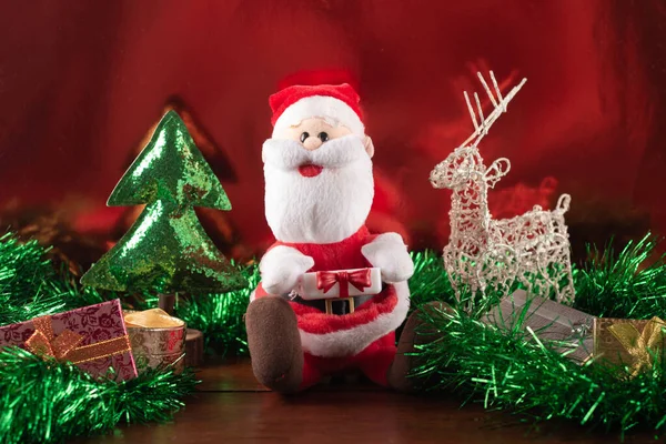 Santa Claus Dekorace Červeným Pozadím Vánoční Večírek — Stock fotografie