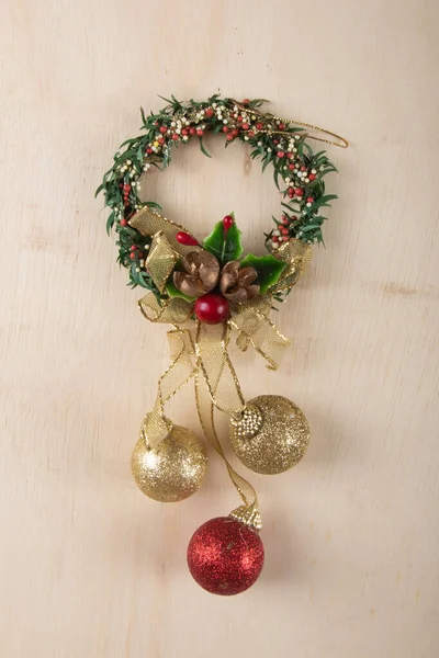 圣诞装饰与圣诞花环 木材背景 — 图库照片