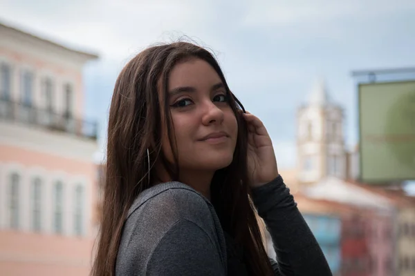 Bella Ragazza Con Capelli Castano Scuro Atterraggio Sulla Strada — Foto Stock