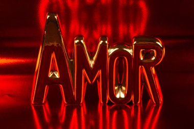 Kırmızı arkaplan ile Portekizce aşk metni