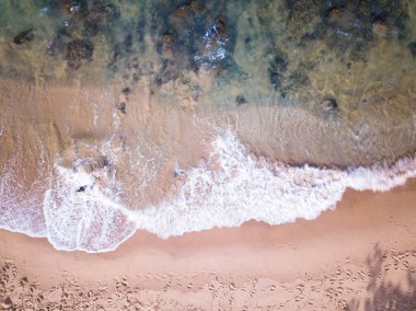 Muhteşem dalgaları olan kumlu sahilin havadan görünüşü