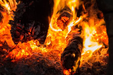 Yanan odun fırınından ateş alevleri.