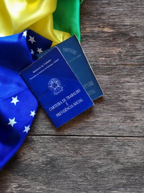 Brezilya çalışma kartı, üzerinde Brezilya bayrağı olan ahşap masa.