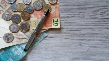 Gerçek banknotlar ve madeni paralarla finans kavramı.