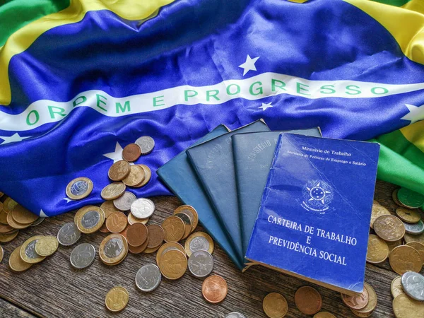 Cartão Trabalho Brasileiro Mesa Madeira Com Bandeira Moedas Brasileiras — Fotografia de Stock