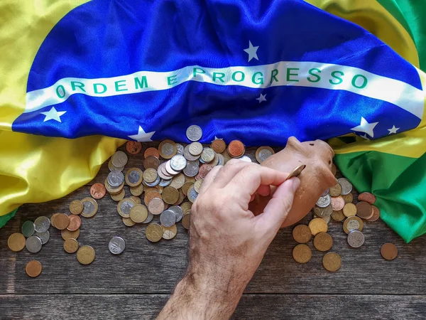Руки Вставляють Справжні Монети Голубиний Банк Бразильським Прапором Задньому Плані — стокове фото