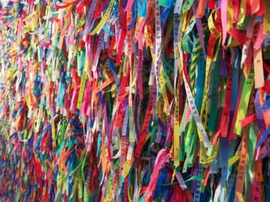 Izgarasında renkli kurdeleler olan Bonfim Kilisesi