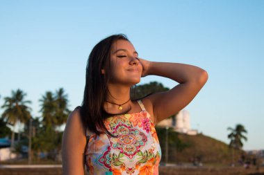 Gün batımında açık havada bir kızın portresi..