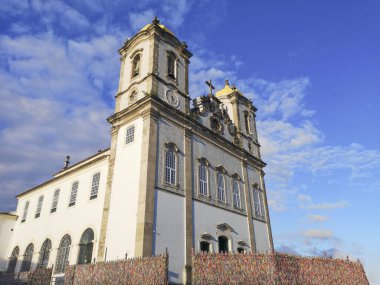 Bonfim Kilisesi cephesinde renkli kurdeleler var.