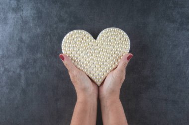 Sevgililer Günü arkaplanı, beyaz incili el ele tutuşmuş kalp..