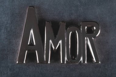 Sevgililer Günü geçmişi Portekizce aşk ve gri arkaplanlı.