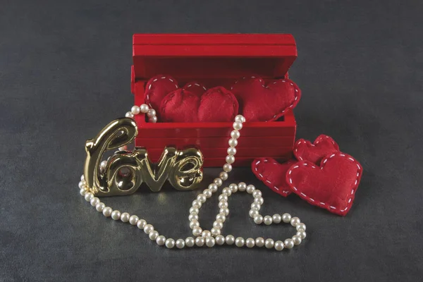 День Святого Валентина Фон Червоною Коробкою Червоними Серцями — стокове фото