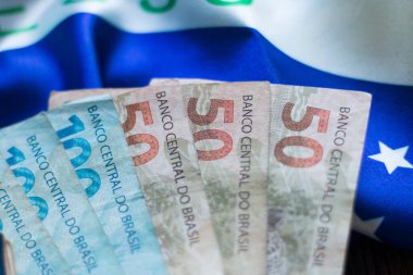 Arkasında Brezilya bayrağı olan 150 reais banknot..